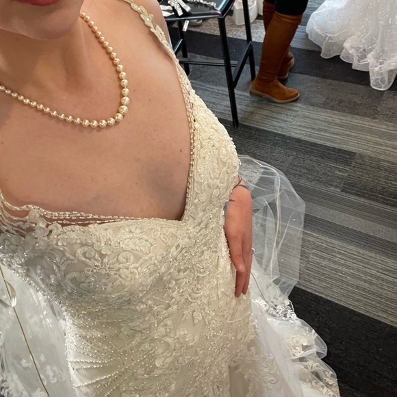 Essense of Australia d2208 Wedding Dress - Picture 6 of 9